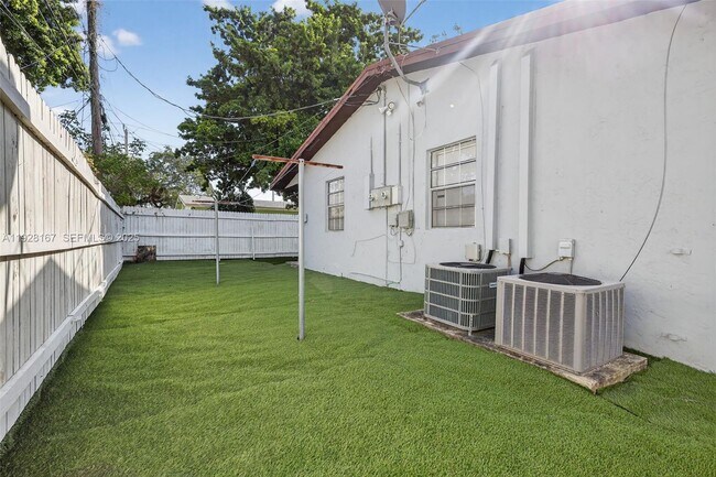 Building Photo - 708 SW 10th St