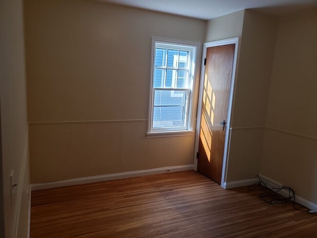 Building Photo - Charming 3 bedroom single family home loca...