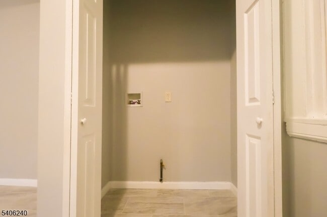 Building Photo - 106 S 11th St