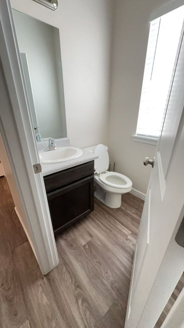 Building Photo - Lovely NSL Townhome - available this month!