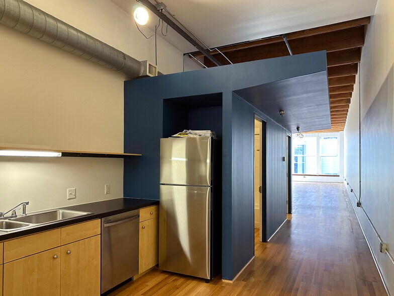 Fridge + freezer in the core - 945 Liberty Ave
