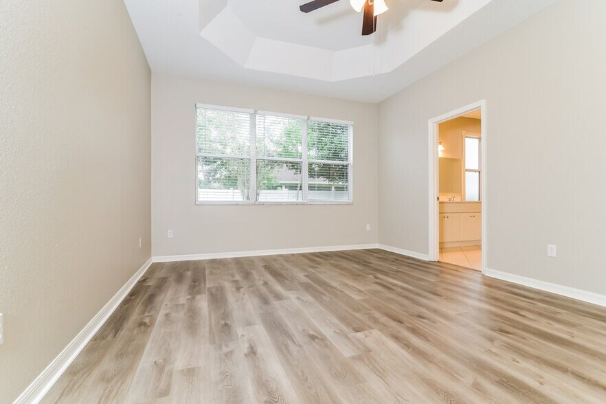 Building Photo - 14221 Lake Live Oak Dr