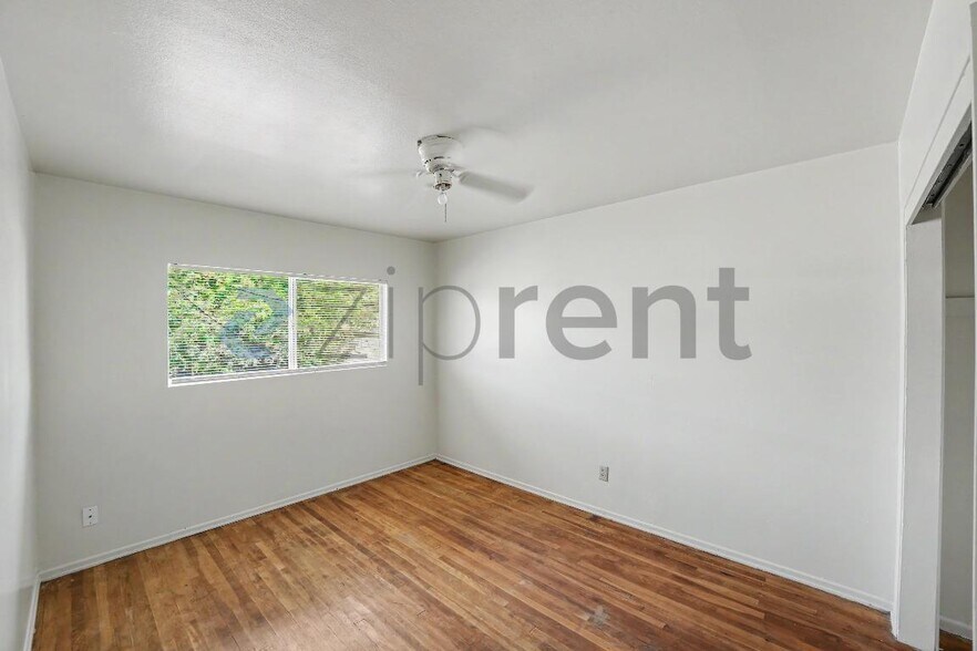 Building Photo - Unit