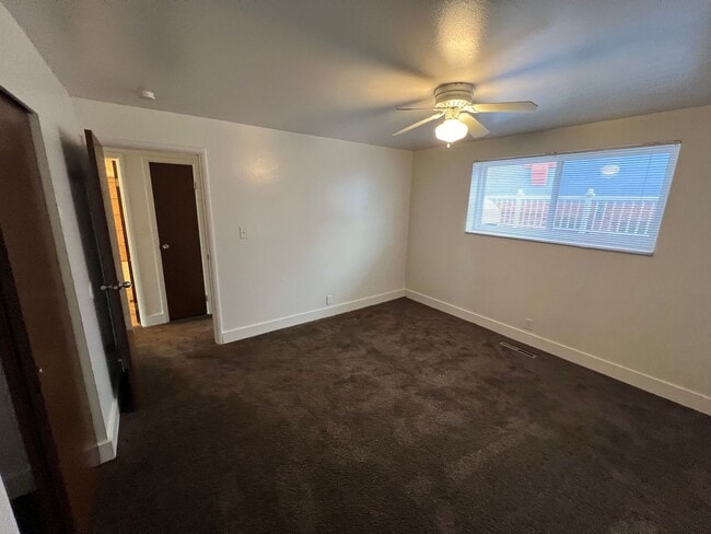 Building Photo - 2 Bed 1 bath Apartment close to downtown