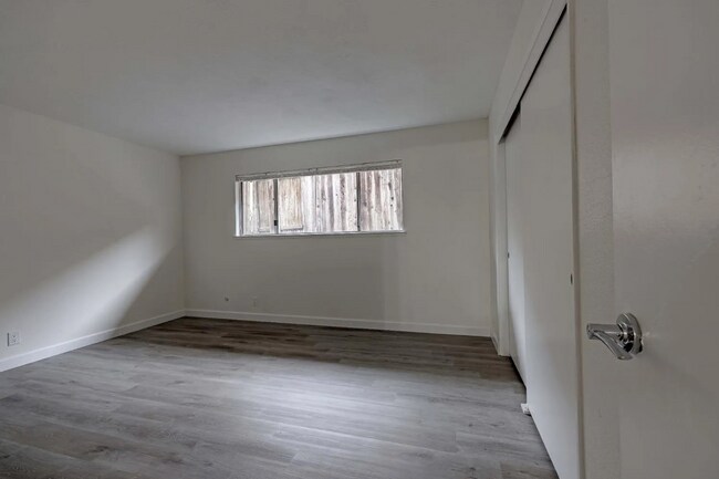 Building Photo - Renovated duplex off Hazel!