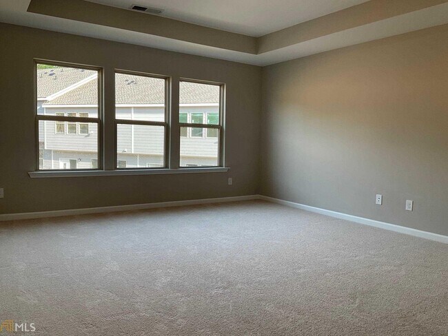 Building Photo - 2066 Pine Tree Dr