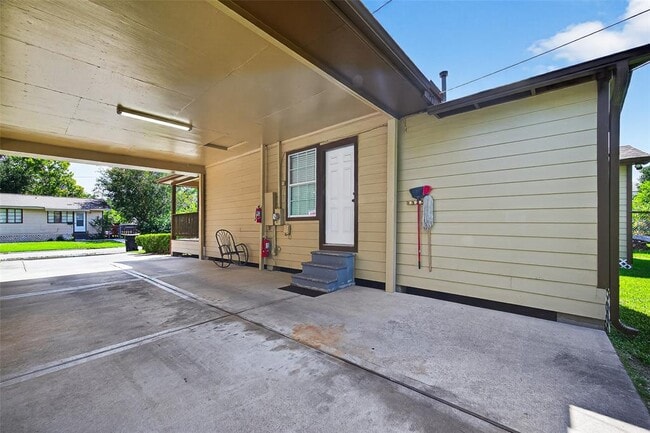 Building Photo - 5012 Ratama St