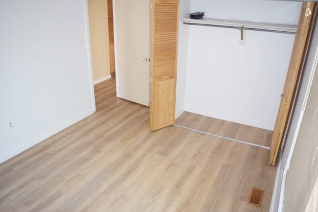 Building Photo - 9745 Lake Shore Dr