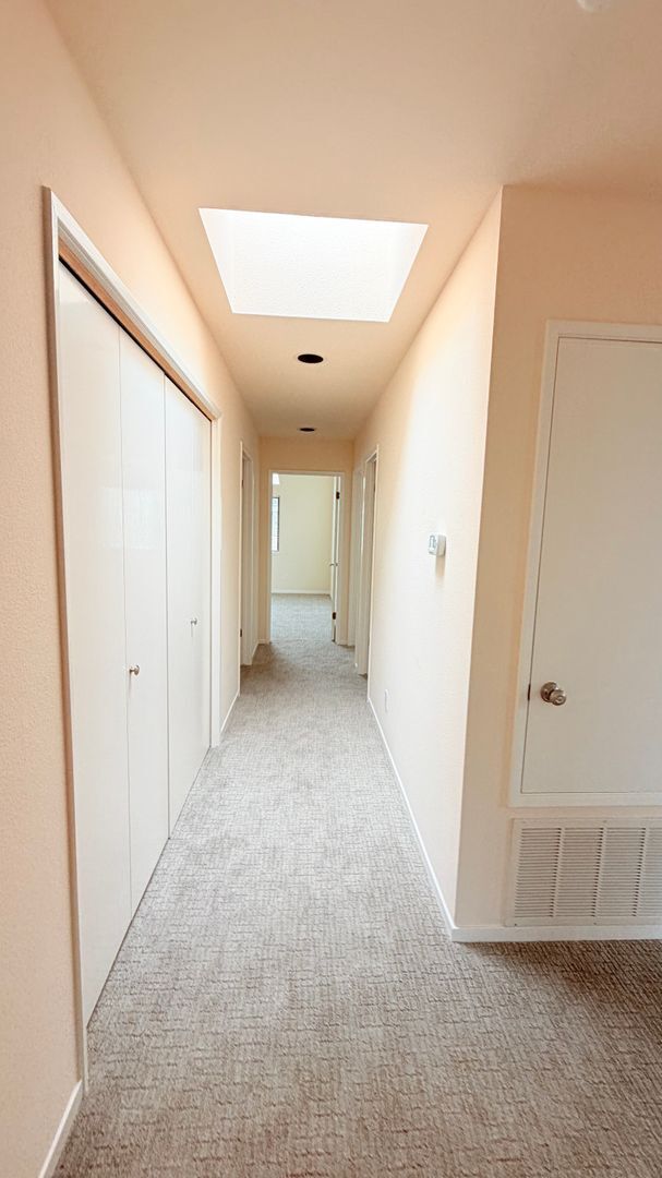 Building Photo - 8 Eclipse Ct