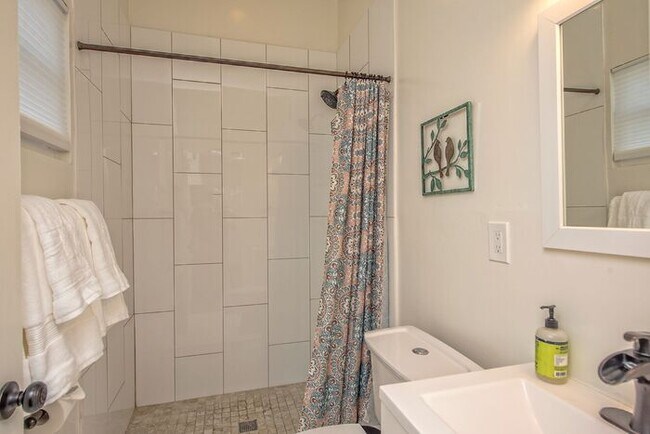 Building Photo - Beautiful Bungalow Home with Heated Pool on Golf Course