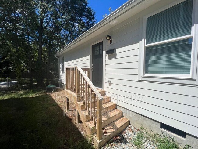 Building Photo - 2109 Hart St