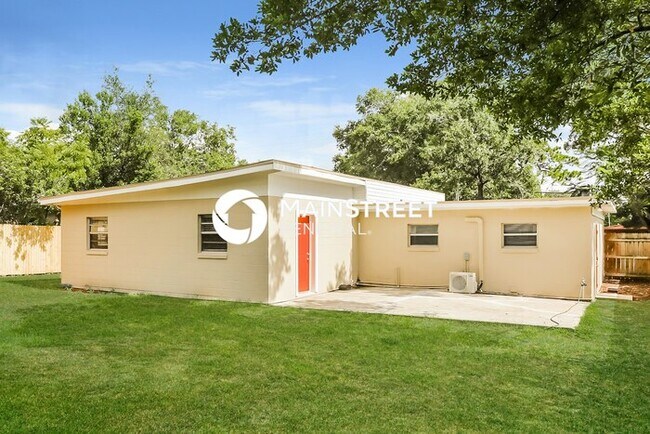 Building Photo - 3 Bedroom Pet-Friendly Home in Orlando, FL with Main Street Renewal