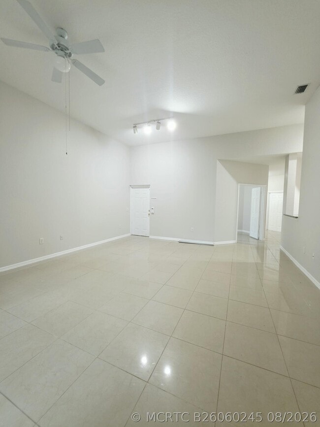 Building Photo - 260 Crestwood Cir