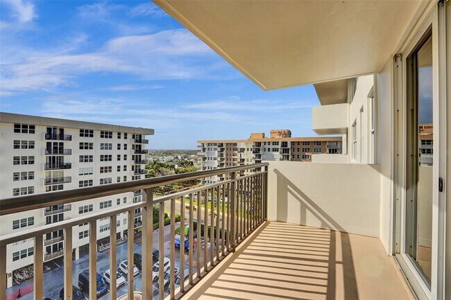 Building Photo - 1149 Hillsboro Mile