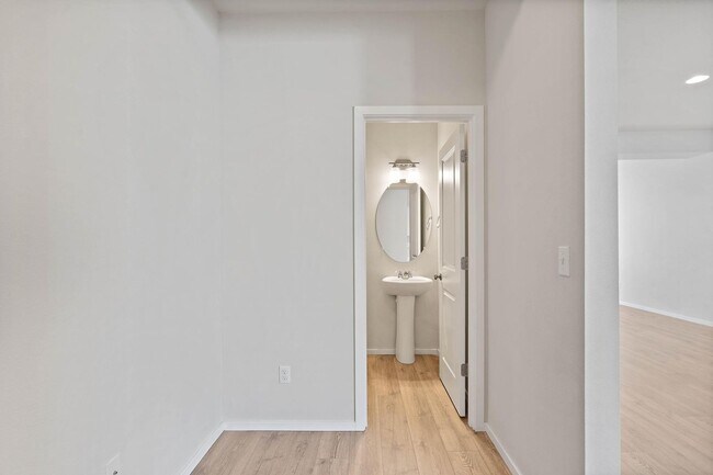 Building Photo - $1K move-in special! Sparkling clean newer 4-bdrm/3.5-bath townhome. 2-car garage, near Forest Park