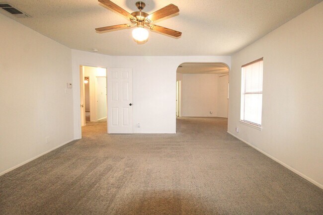 Building Photo - 14018 N Hills Village Dr