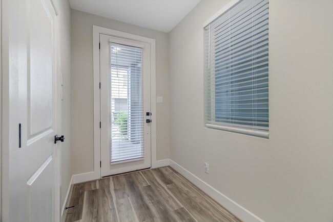 Building Photo - 1329 Buescher Dr