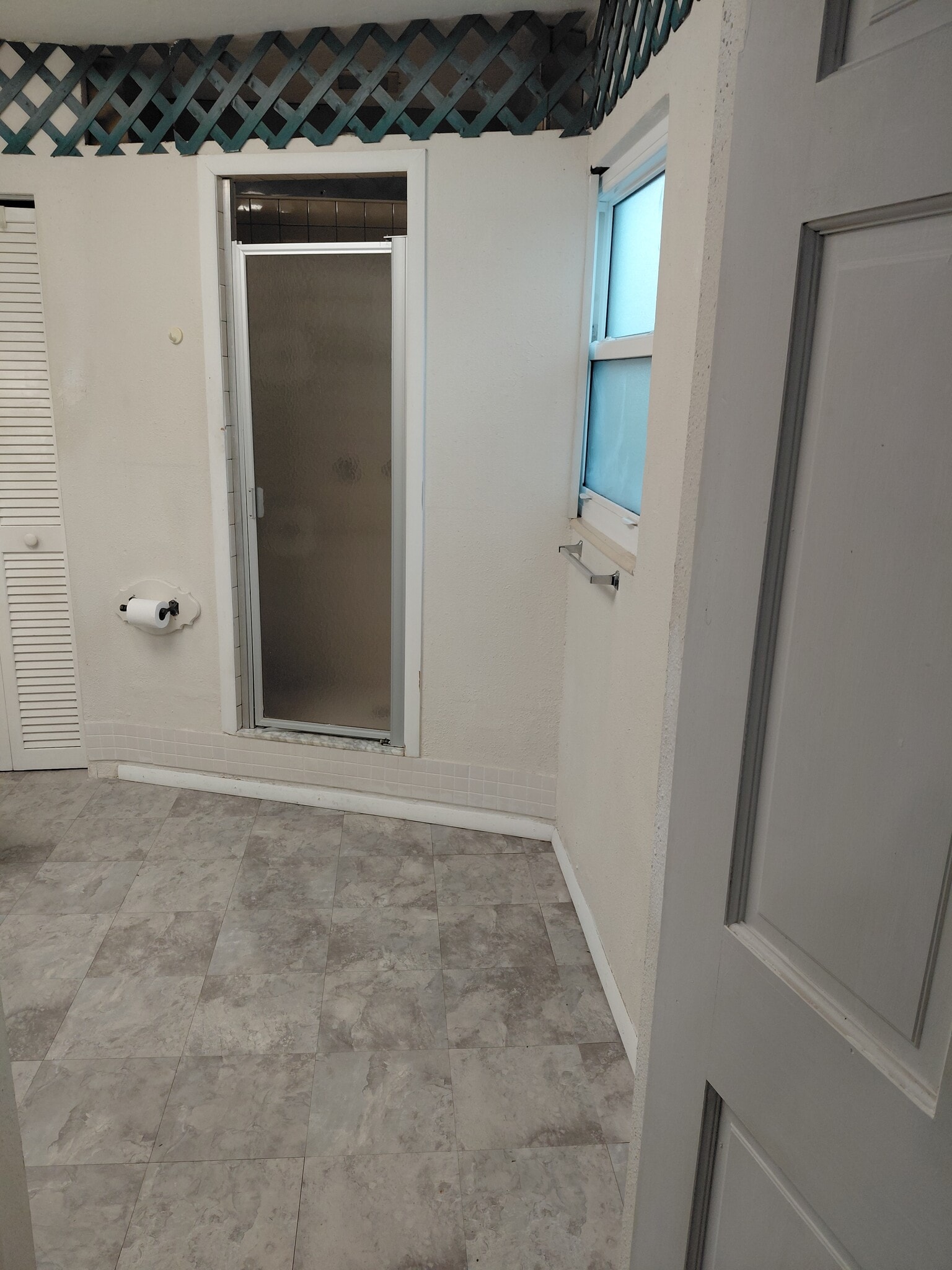 Easy step up shower - 5720 24th St W