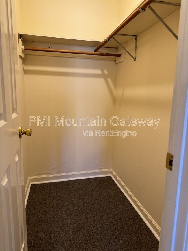Building Photo - 82 Primrose Dr