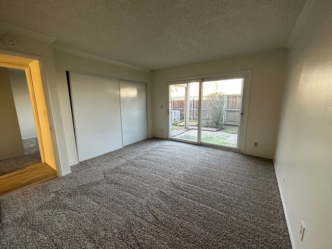 Building Photo - Updated Townhome with River Access and Bea...