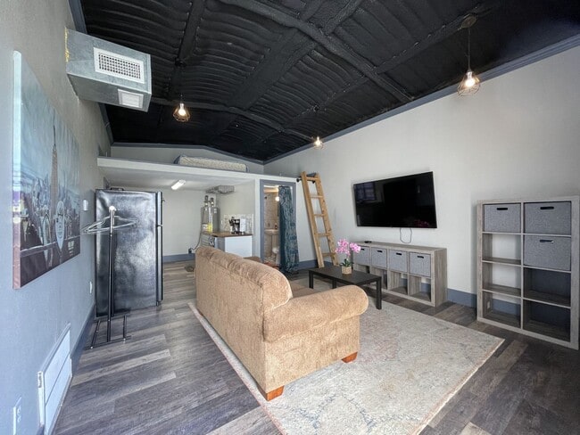Building Photo - Cozy?Loft?Retreat – Fully Furnished Tiny-H...