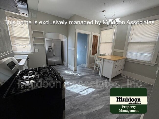 Building Photo - 705 E Platte Ave