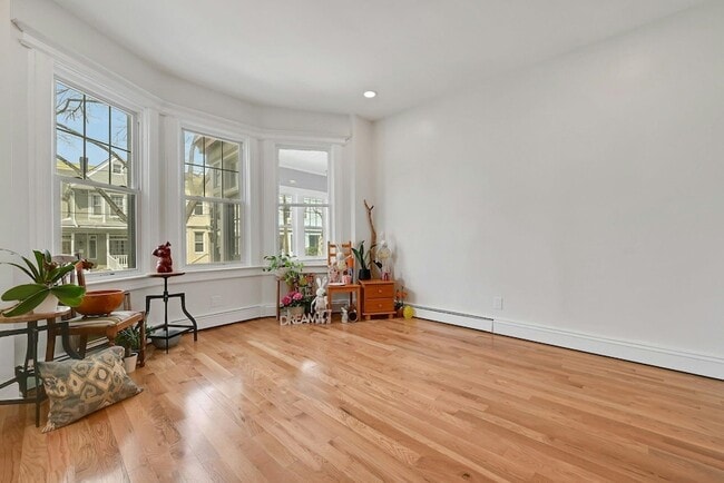 Building Photo - 158 Edgar St