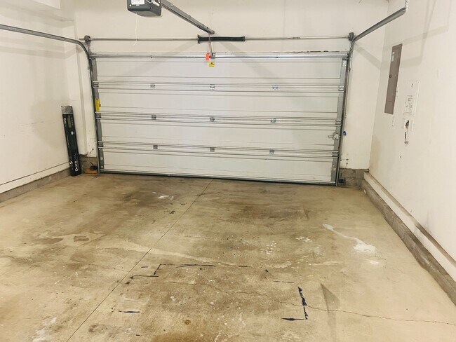 Building Photo - Wilsonville Villebois Community Offers Spacious End Unit Town Home