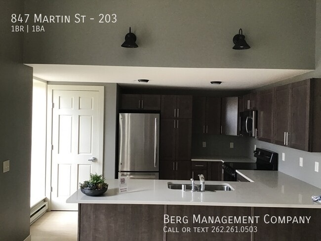 Building Photo - 847 Martin St