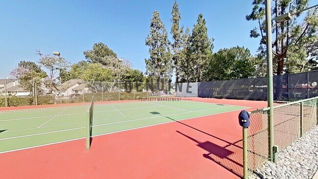 Building Photo - Charming 1Bd Upstairs Condo w/ Den & Garage