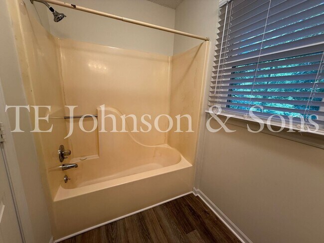 Building Photo - Charming 3-Bedroom Home with Spacious Yard...