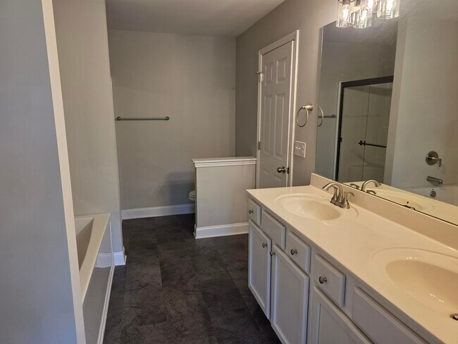 Building Photo - 1048 Meadowoods Dr