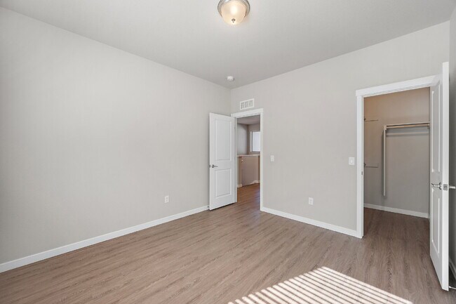 Building Photo - Modern 2 Bedroom, 2.5 Bathroom Townhome with a Loft, Central A/C, Gas Fireplace, and Washer and D...