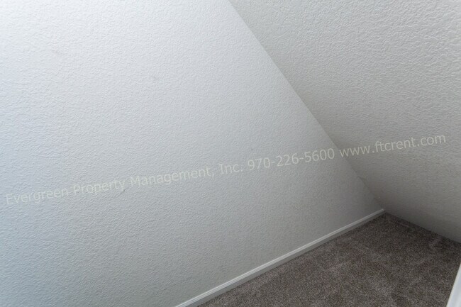 Building Photo - 3 Bedroom Town-home in Northeast Fort Coll...