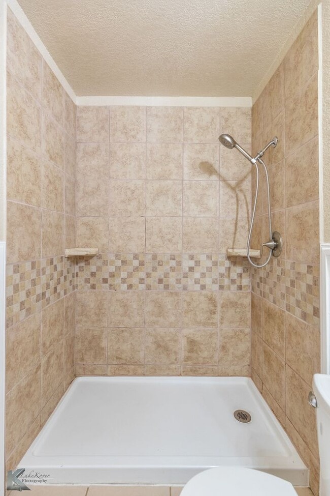 Building Photo - 3 bed, 1.5 bath, XL living room, XL garage...