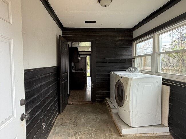 Building Photo - **1/2 OFF 1st Month Rent- 2 bedroom 1 bath...