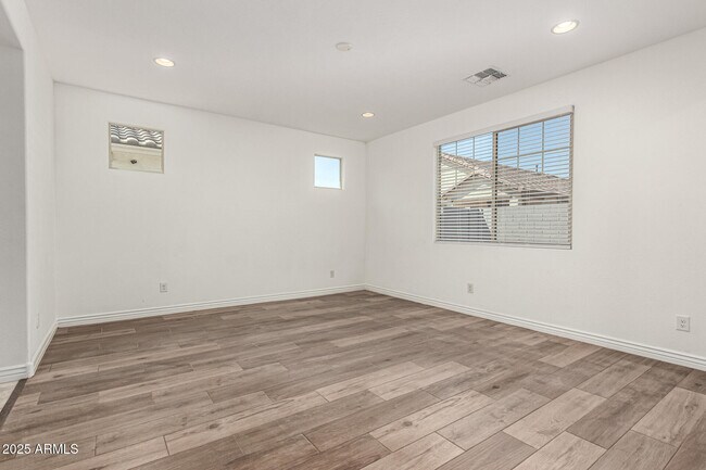 Building Photo - 10258 W Piccadilly Rd