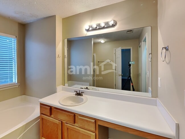 Building Photo - 4440 Grove Dr NW