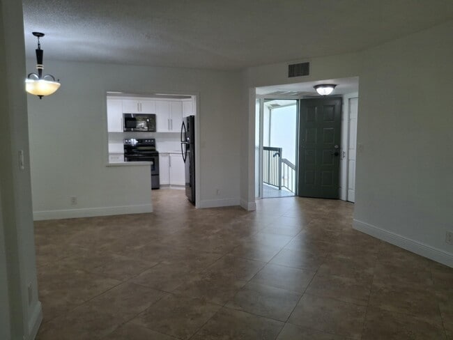 Building Photo - 4017 Carambola Cir N