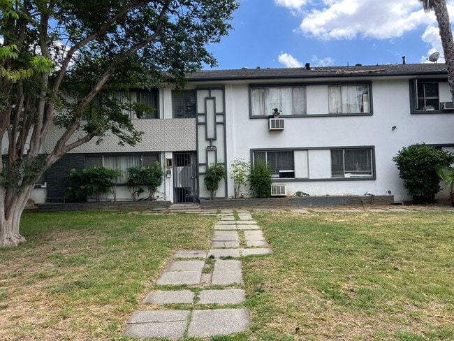 Building Photo - 15456 Vanowen St
