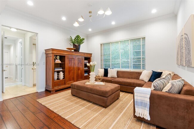 Building Photo - 305 N Hibiscus Dr