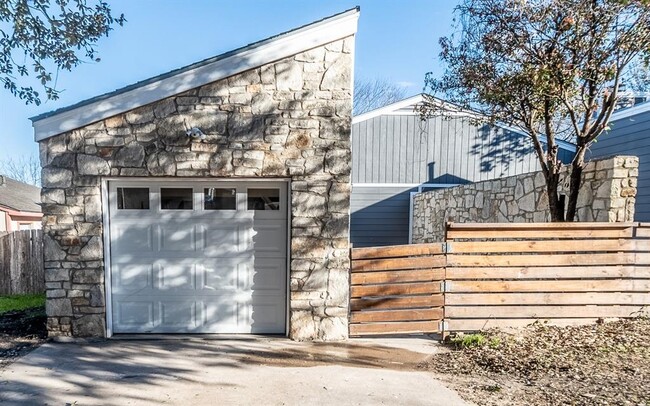 Building Photo - 915 Sirocco Dr