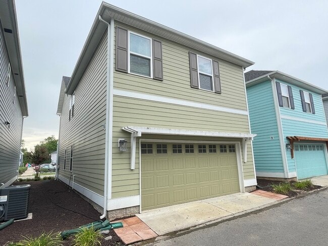 Building Photo - Waterford Village 3 bedroom home with a 2 car garage!