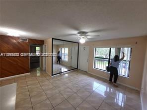 Building Photo - 2605 W 67th Pl