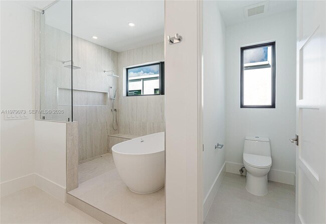 Building Photo - 464 NE 6th St