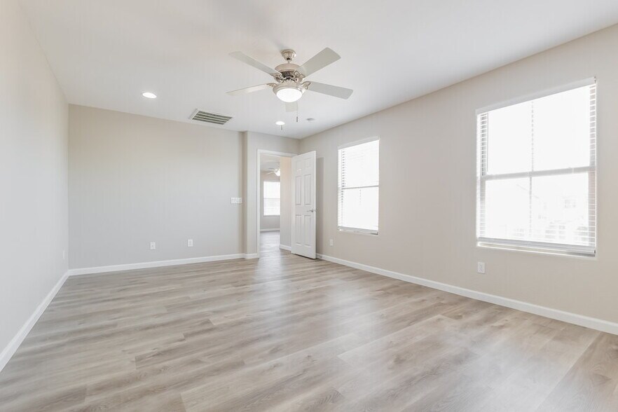 Building Photo - 2026 S Swan Dr