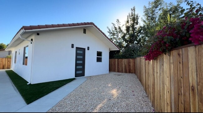 Building Photo - Private modern detached 3 Bedroom Home with solar and battery