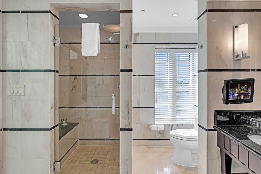 Building Photo - 4385 Collins Ave