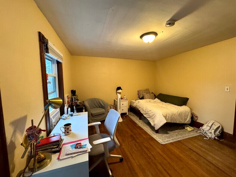 Building Photo - 195 College Ave