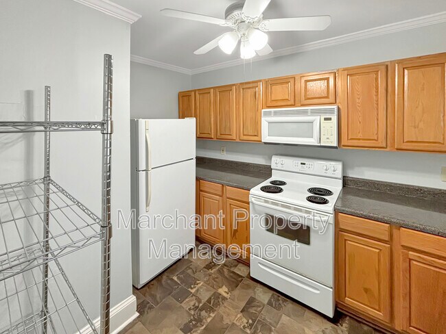 Building Photo - 661 Ravenel St